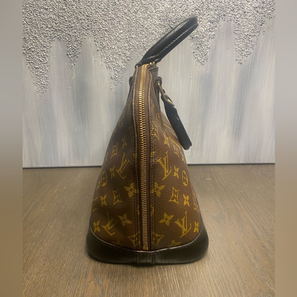 Louis Vuitton Monogram Alma PM (VI0946)        12.6 X 9.8 X 6.3 inch deep - Picture 6 of 15